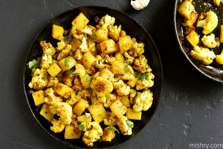 CAULIFLOWER AND POTATO CURRY