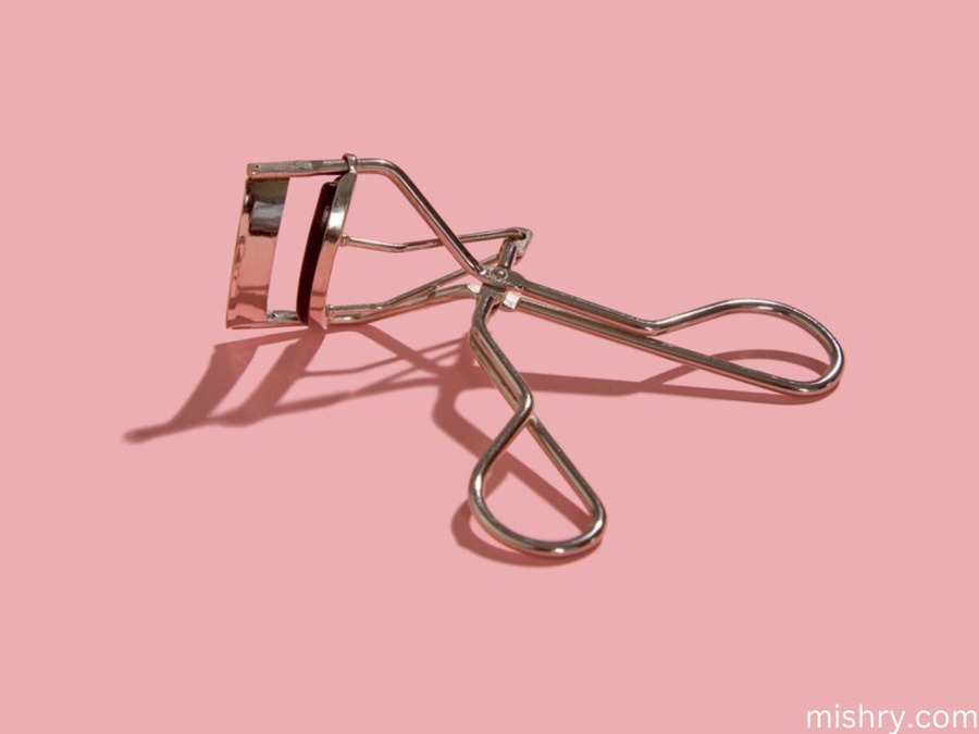 how to use an eyelash curler